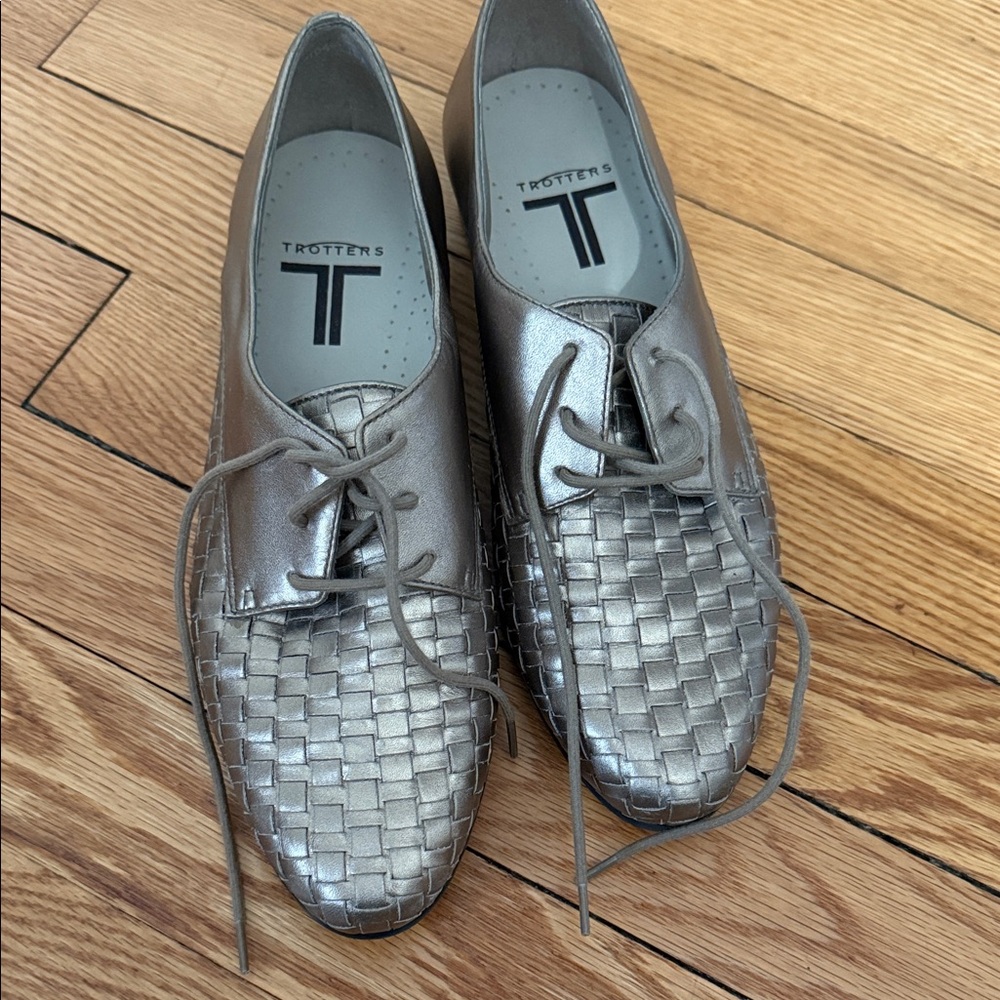 Women’s gold Trotters Leather Lace-Up Shoes